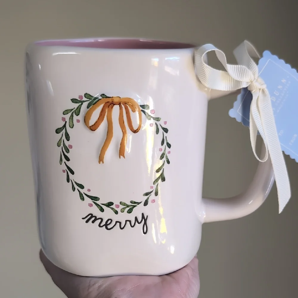 ❌SOLD❌Rae Dunn MERRY Christmas Mug with Bow and Wreath Design 🎀 - Picture 1 of 3